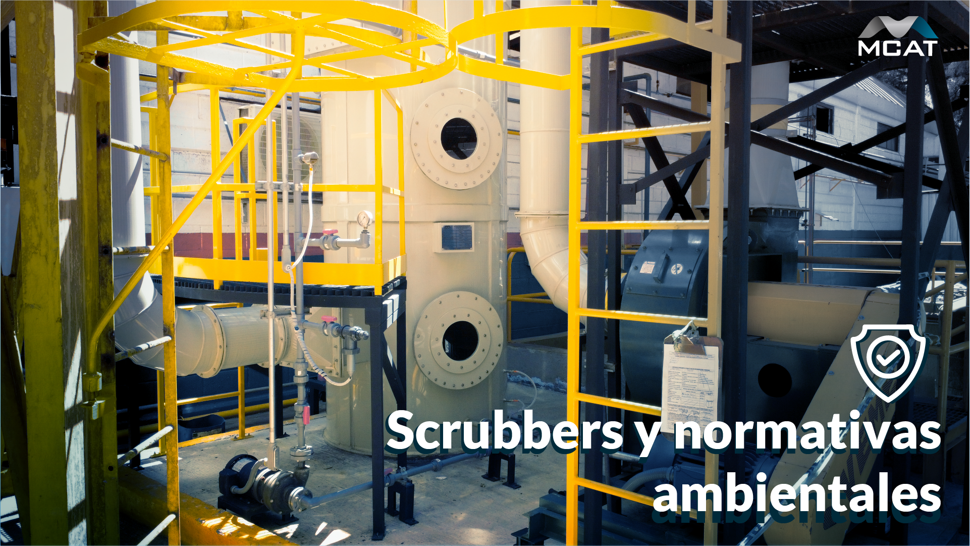 Scrubber industrial con ductería y pasarelas de mantenimiento; texto “Scrubbers y normativas ambientales” y logotipo MCAT.