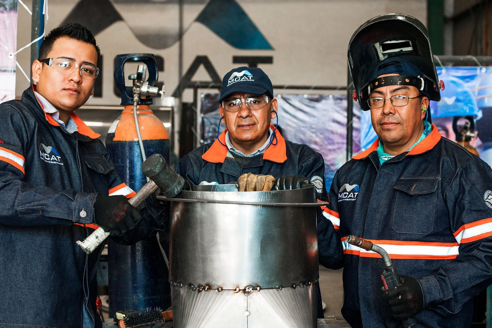 Equipo técnico de MCAT fabricando componentes de scrubbers industriales con estándares de calidad y seguridad.