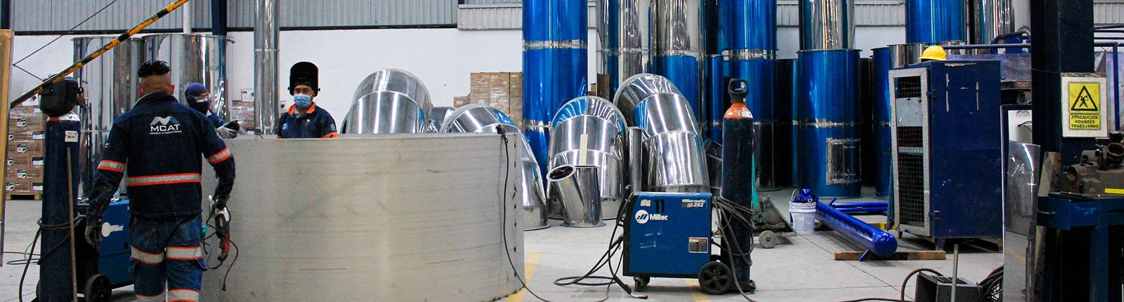 Área de fabricación de ductos de acero inoxidable para scrubbers industriales en MCAT.