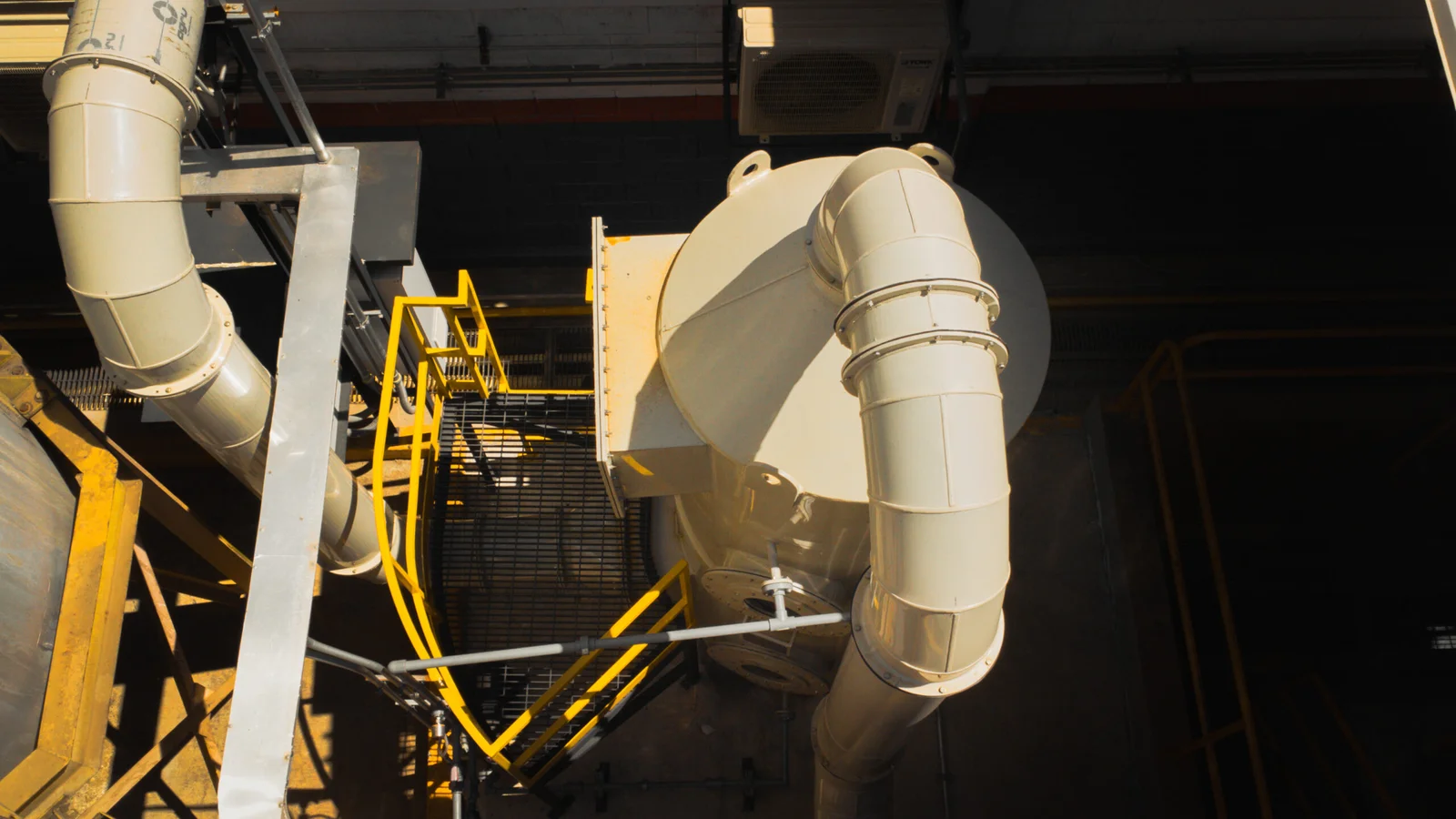 Sistema de ventilación industrial y conductos metálicos instalados por MCAT.