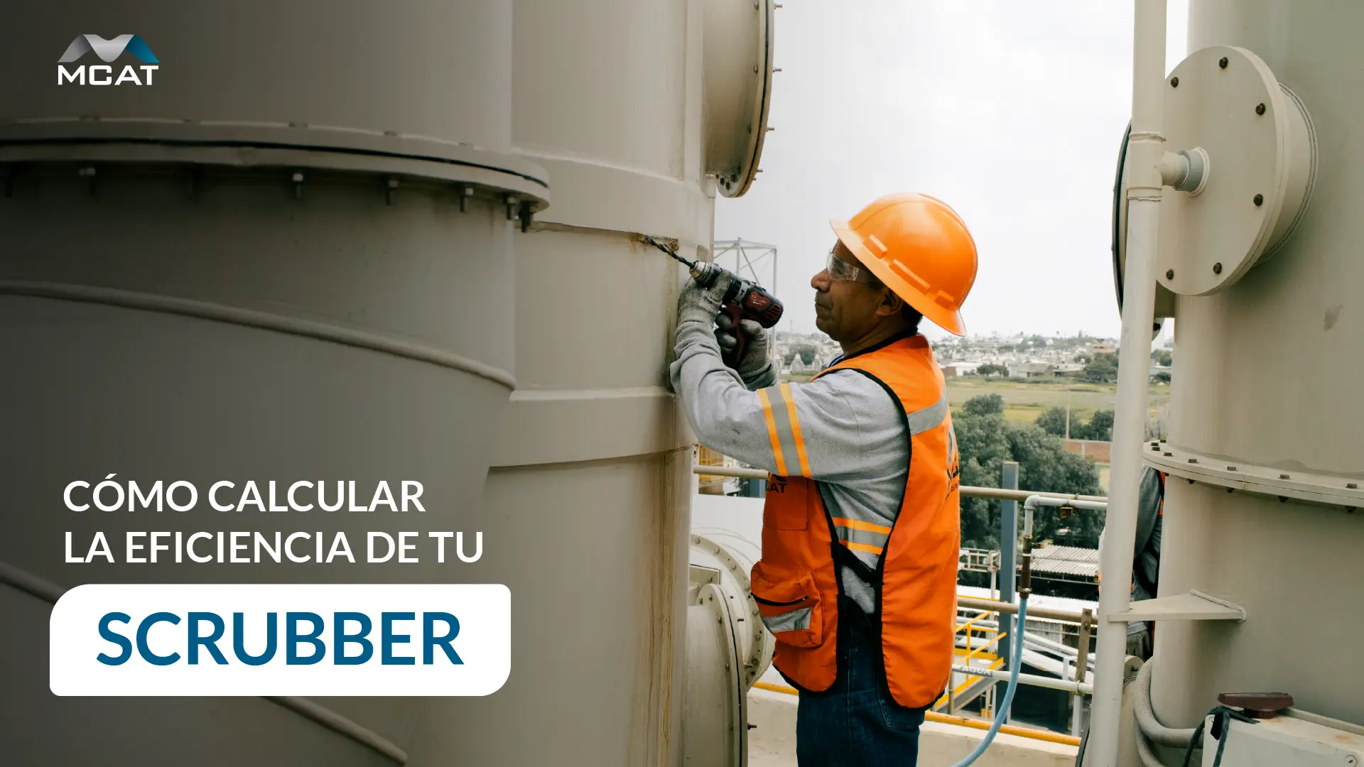 Ingeniero tomando datos de muestreo antes y después de un scrubber MCAT para calcular la eficiencia de remoción de contaminantes