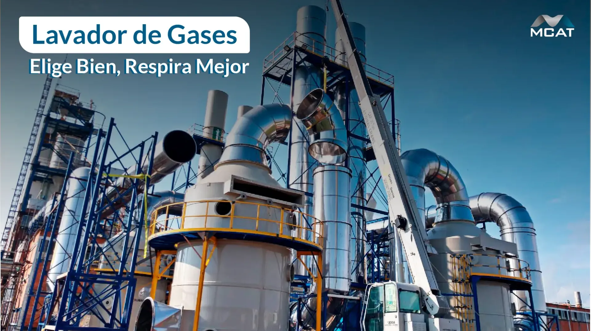 Lavador de gases industrial MCAT con ingeniero revisando la instrumentación en una planta en operación