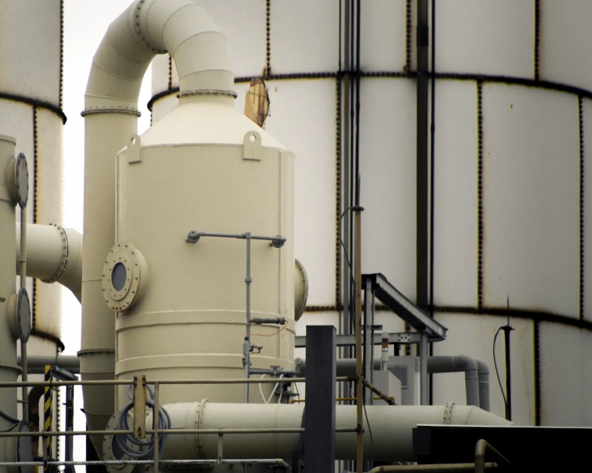 Lavador de gases industrial instalado por MCAT en planta Sensient Celaya para control de emisiones químicas.