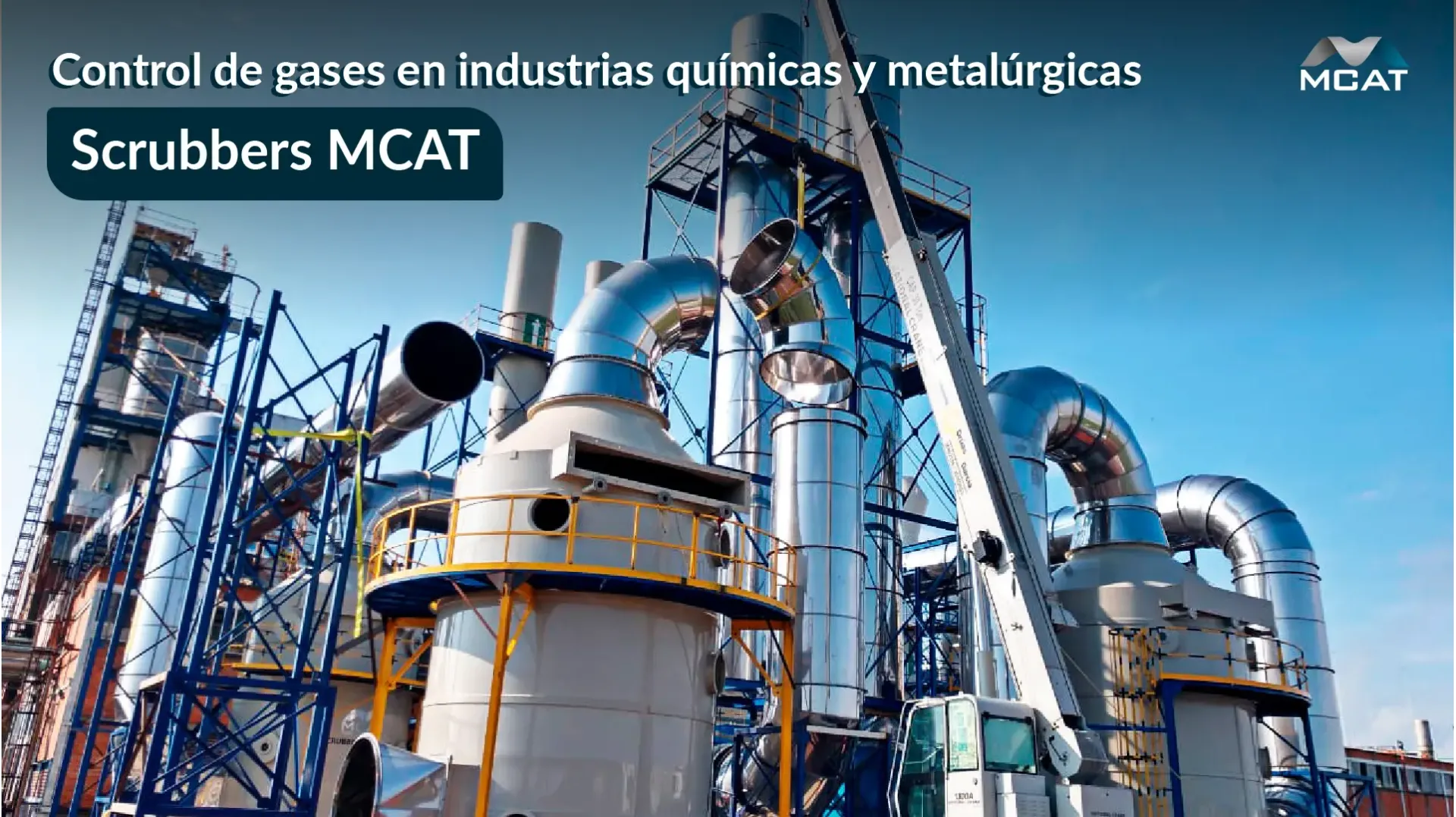 Scrubber industrial MCAT simulando control de gases en procesos químicos y metalúrgicos, con ambiente industrial limpio.