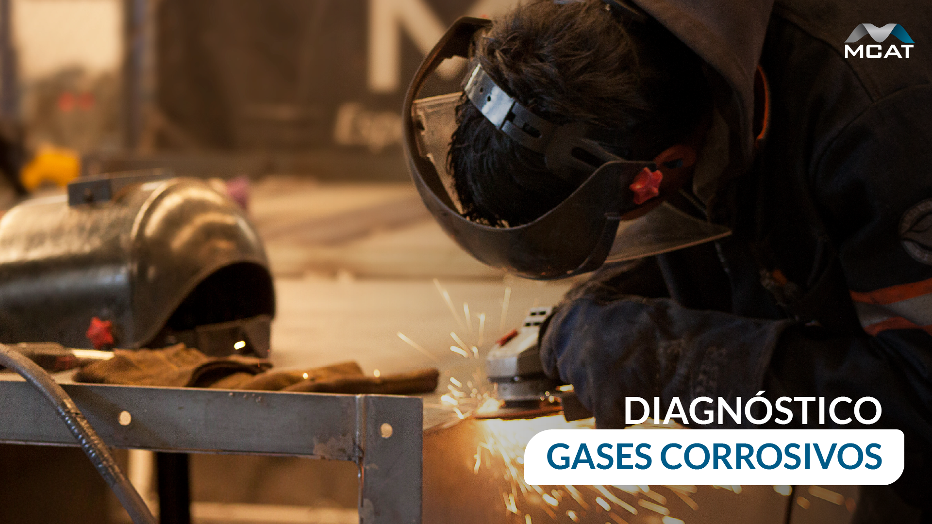 Ingeniero realizando la recolección de cupones de corrosividad metálicos para un diagnóstico gases corrosivos MCAT 2026.