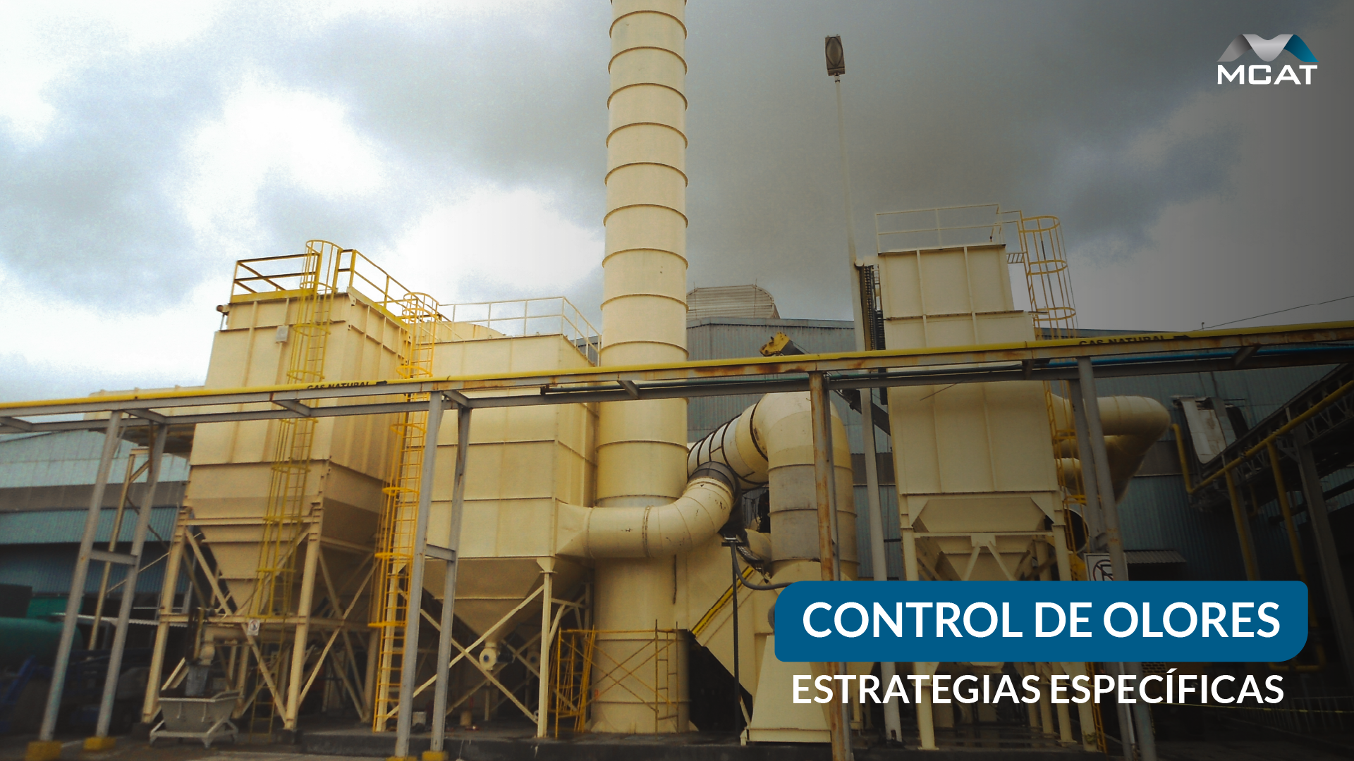 Sistema de control de olores industrial con captura en fuente y tratamiento mediante scrubber, carbón activado o biofiltro