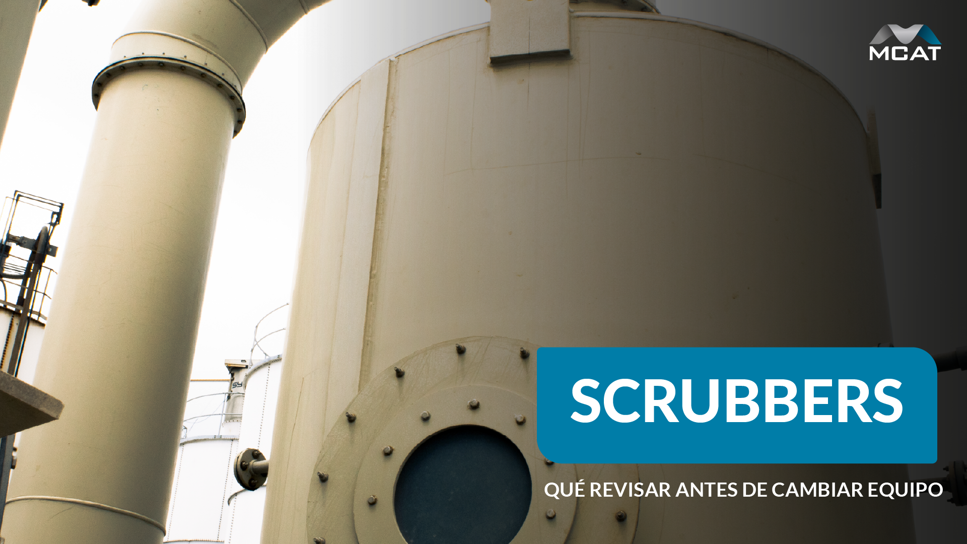 Técnico midiendo caída de presión en scrubber industrial para diagnosticar alta ΔP y revisar empaque, eliminador y recirculación