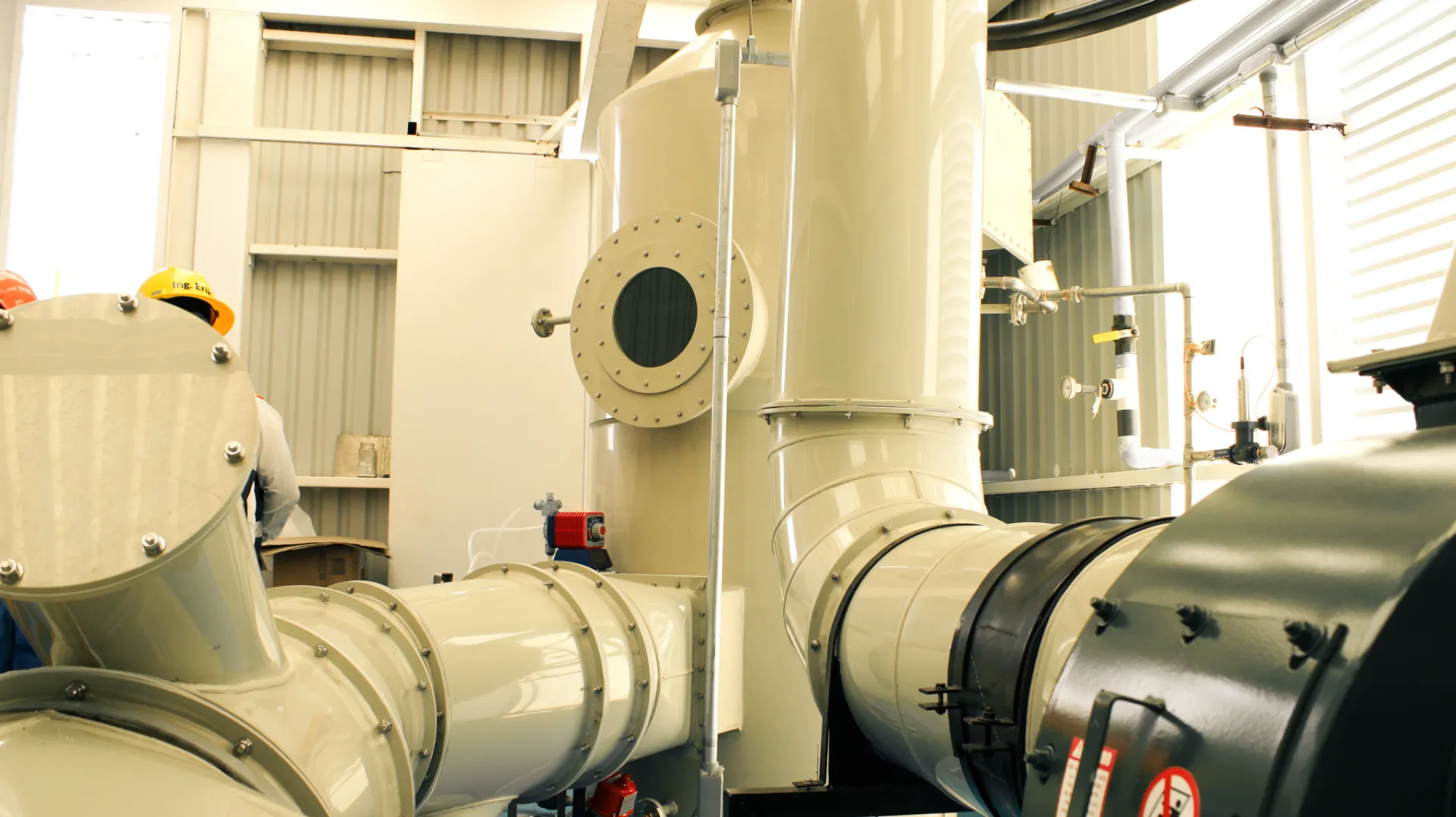 Sistema de scrubber industrial con torre, ductería y conexiones en instalación