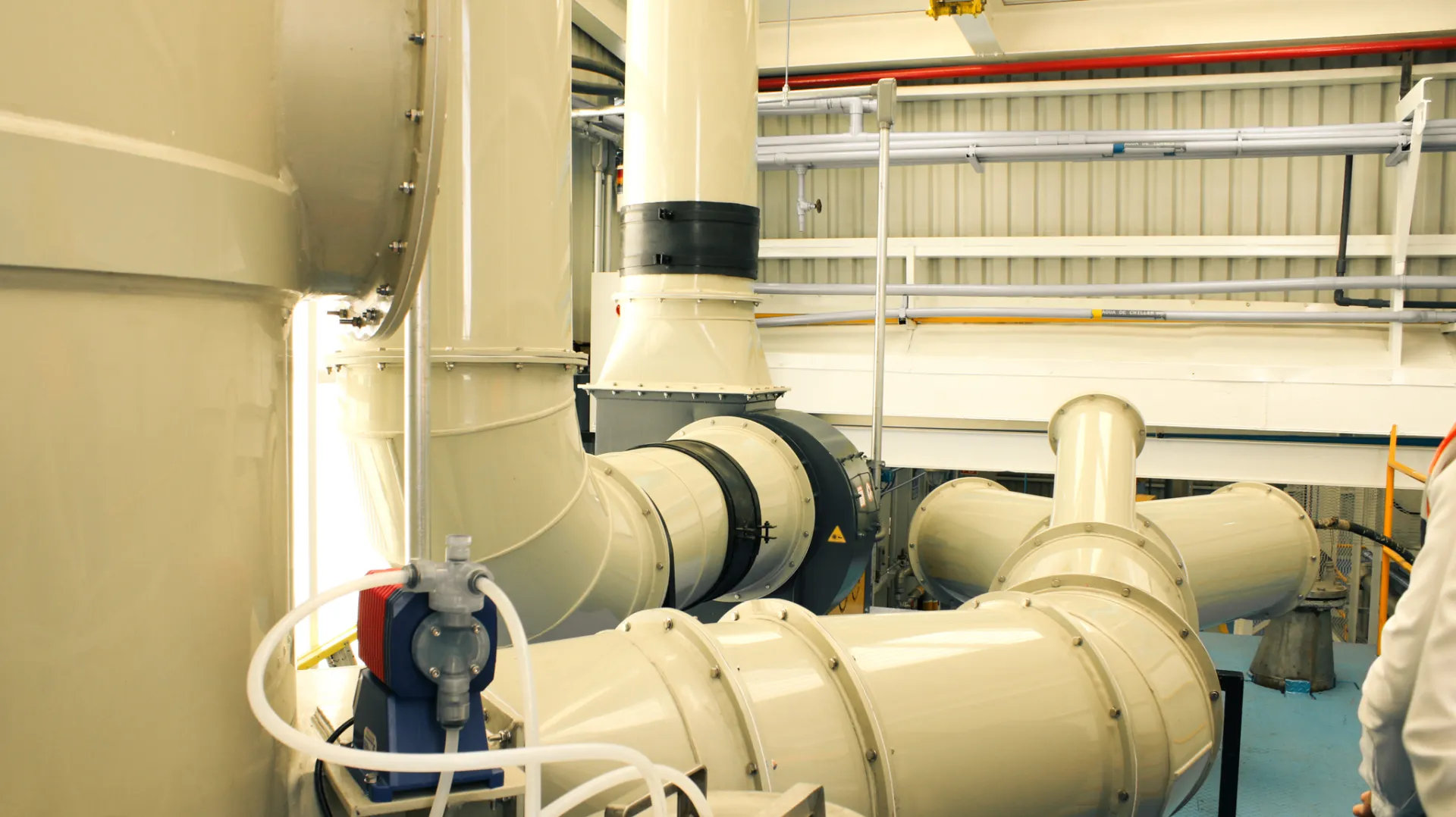 Detalle de torre de scrubber industrial con mirilla de inspección