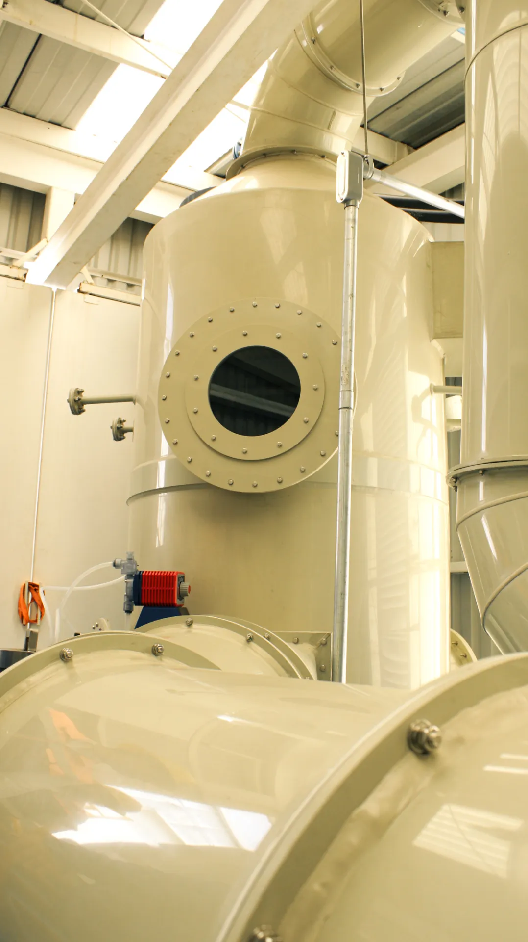 Torre de scrubber industrial con ductería instalada en interior de planta