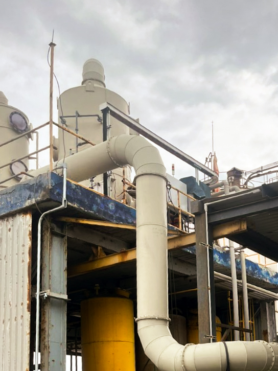 Instalación de scrubber industrial con ductería y conexiones en planta