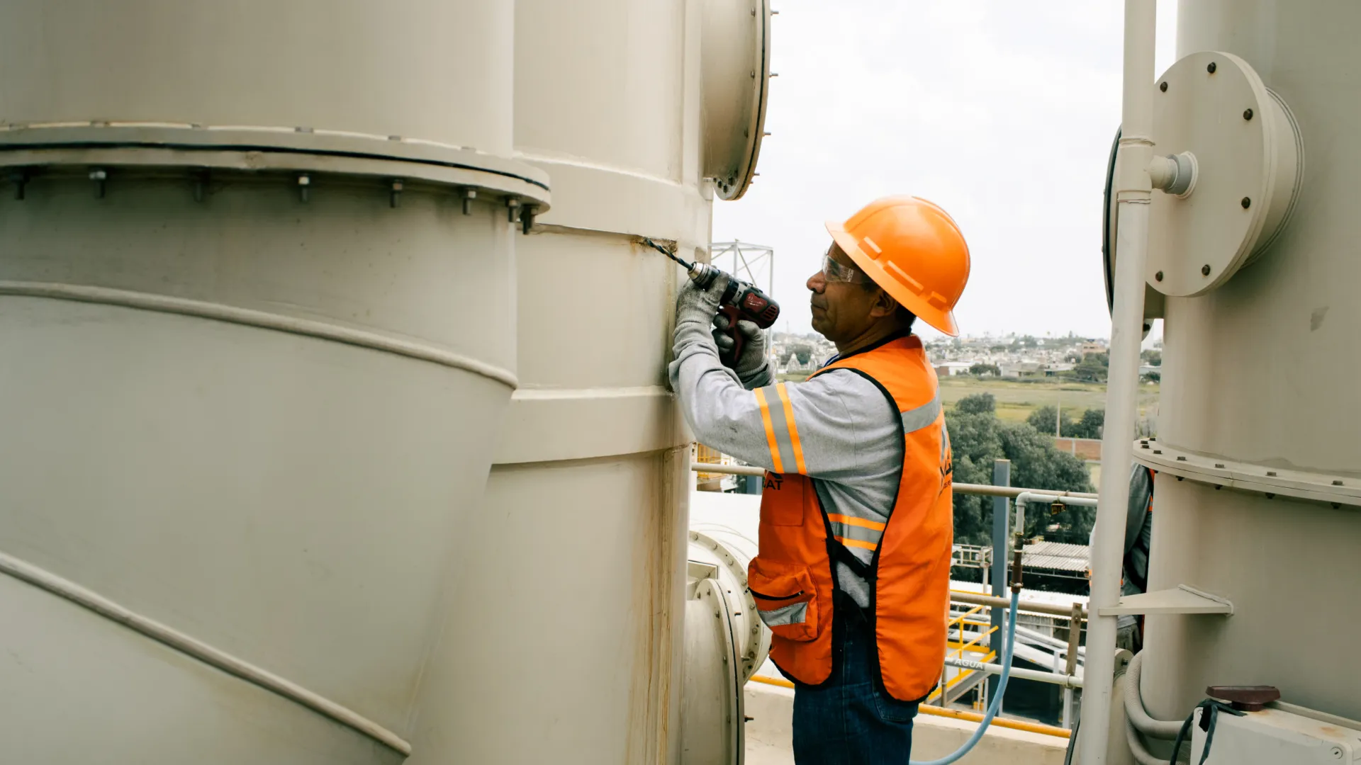 Técnico realiza ajuste en scrubber industrial durante mantenimiento en sitio