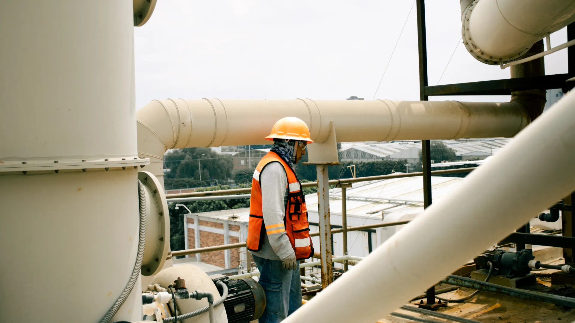 Técnico inspecciona scrubber industrial en azotea con ductería de proceso