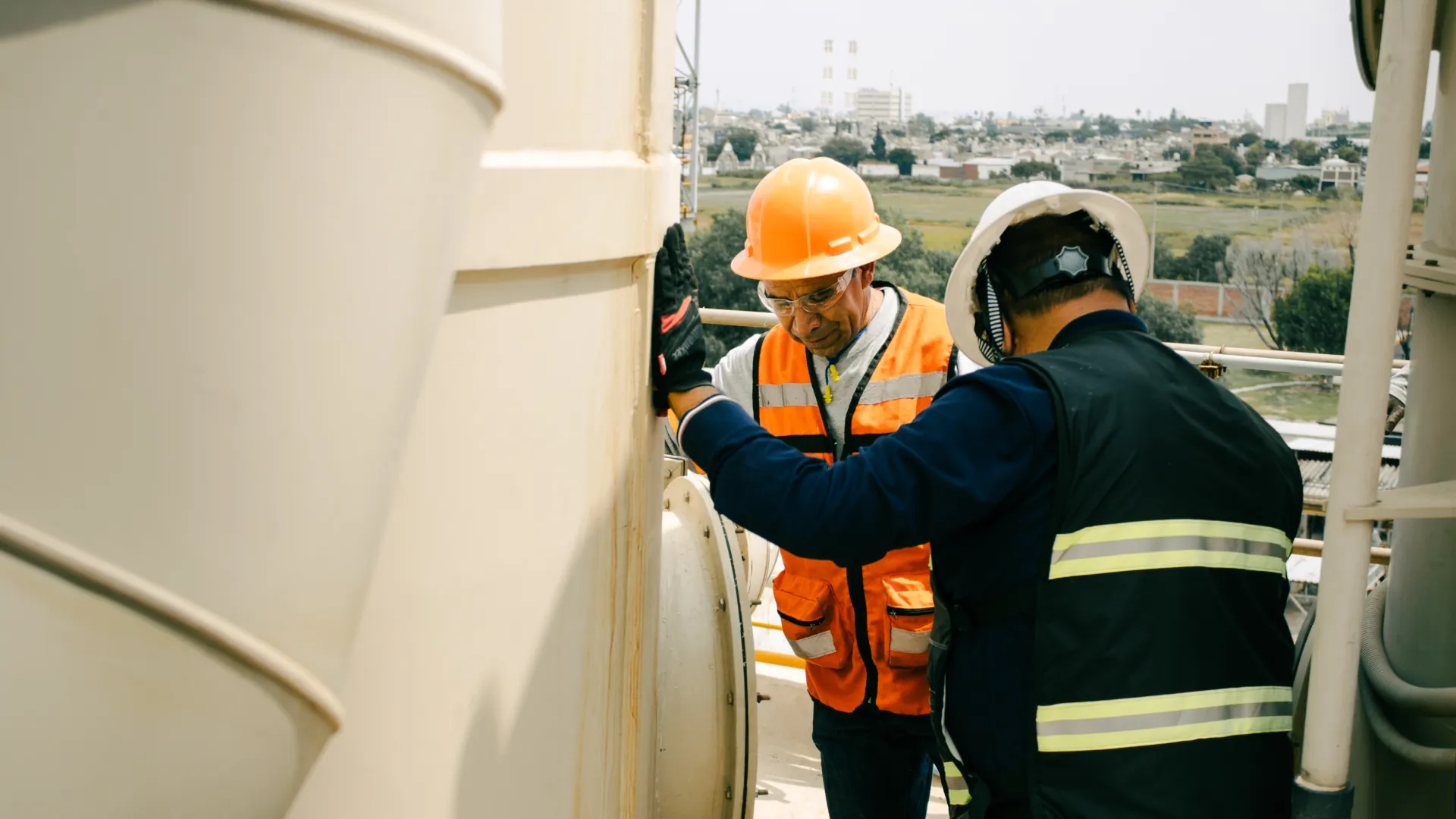 Verificación técnica de scrubber (servicio) Técnicos verifican scrubber industrial durante servicio de mantenimiento en azotea