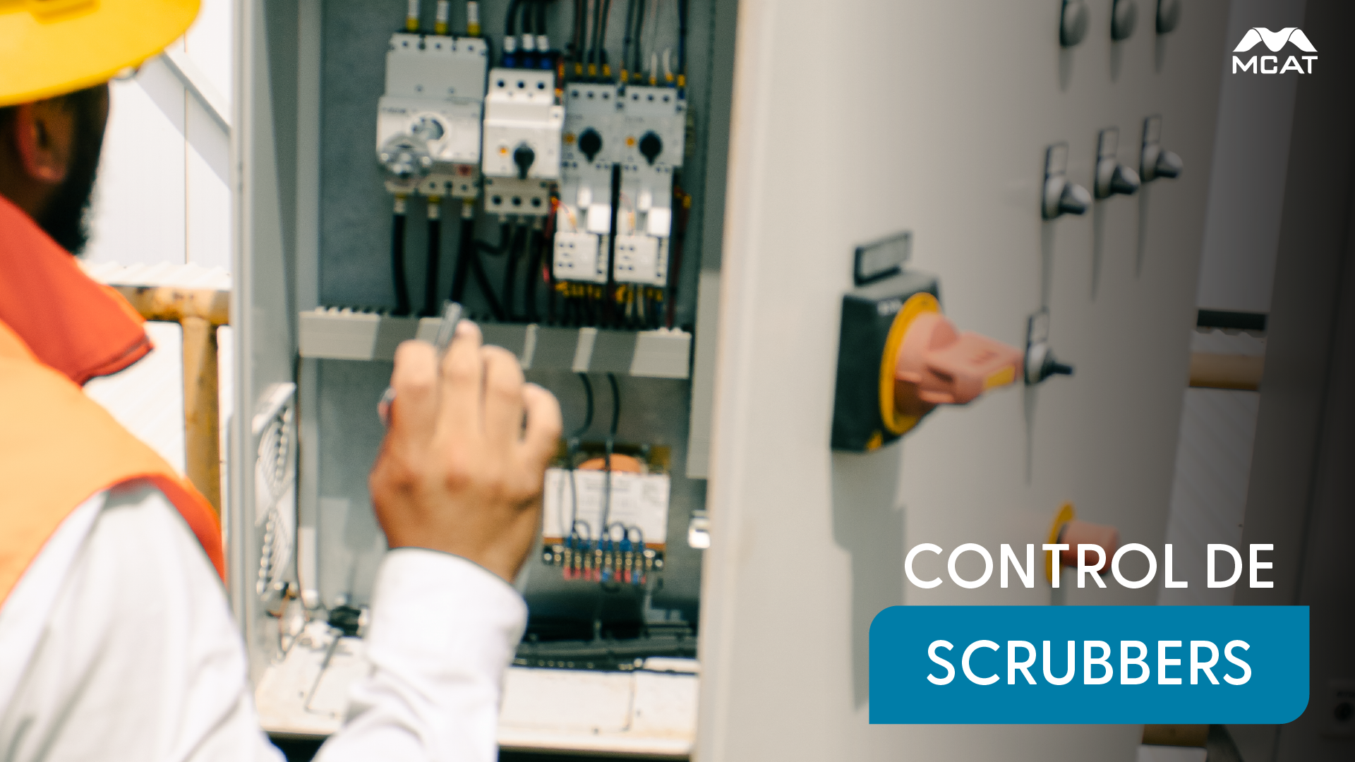 Panel de control automático e instrumentación digital con PLC para un sistema de lavado de gases, mostrando lecturas operativas en tiempo real.