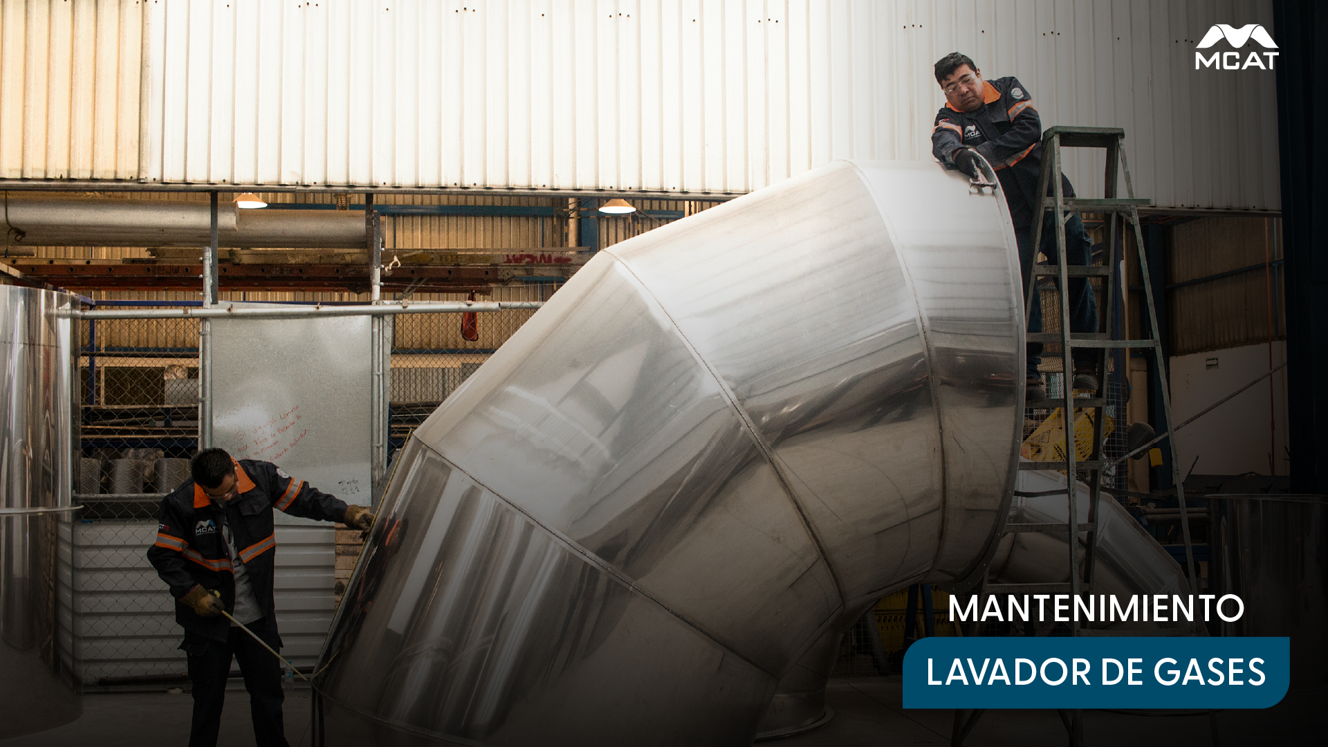 Técnicos realizando mantenimiento lavador de gases para eliminar incrustaciones y lodos industriales