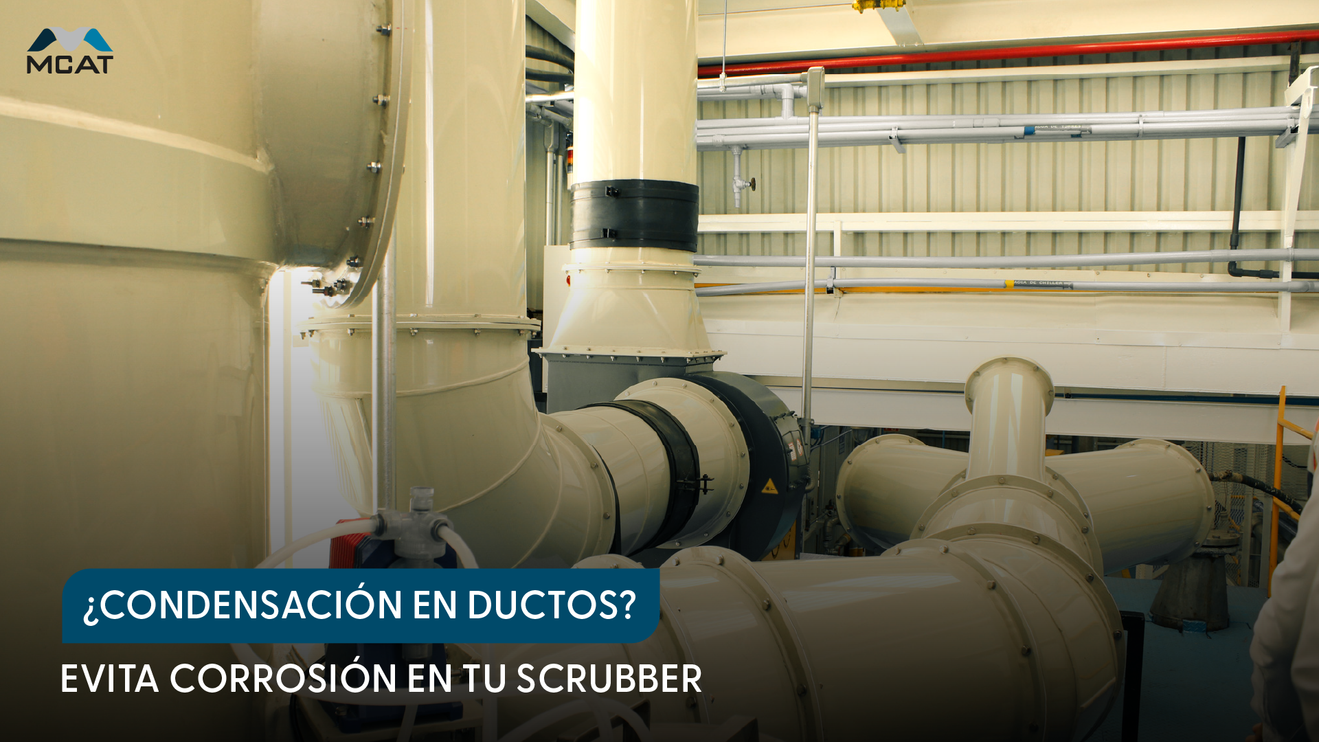 Sistema de extracción de gases mostrando ductería industrial conectada a un scrubber vertical, optimizado para evitar la condensación en ductos.
